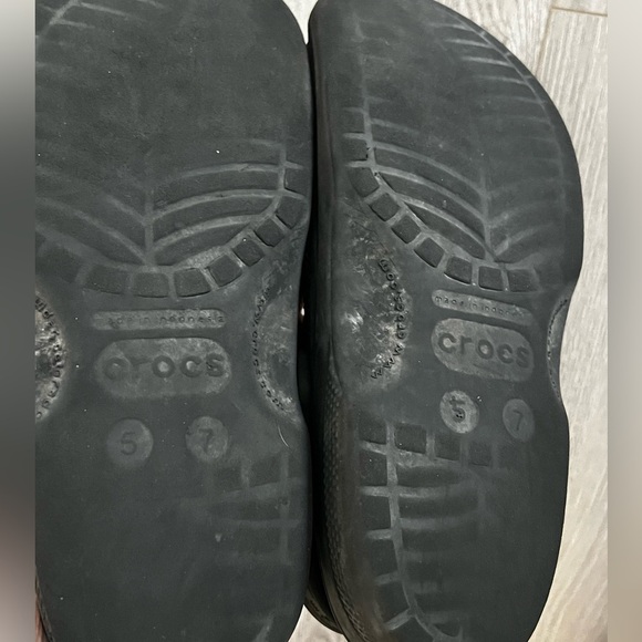 Black Crocs size 7 - Picture 2 of 5